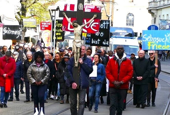 Unterwegs mit dem Kreuz im Andräviertel / Nicola Werbanschitz